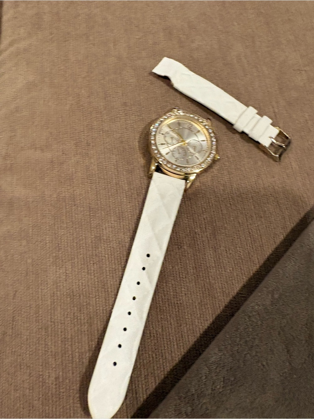 Unbranded Quartz Watch Women‎ OS White Fair Rhinestone Bezel Gold Tone 2029